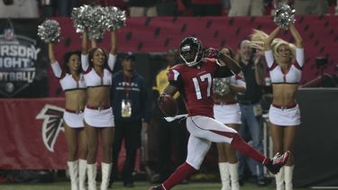 americateve | Devin Hester, receptor de los Falcons de Atlanta, devuelve un despeje hasta la zona de anotaci&oacute;n, en el partido del jueves 18 de septiembre de 2014, frente a los Buccaneers de Tampa Bay (AP Foto/John Bazemore)