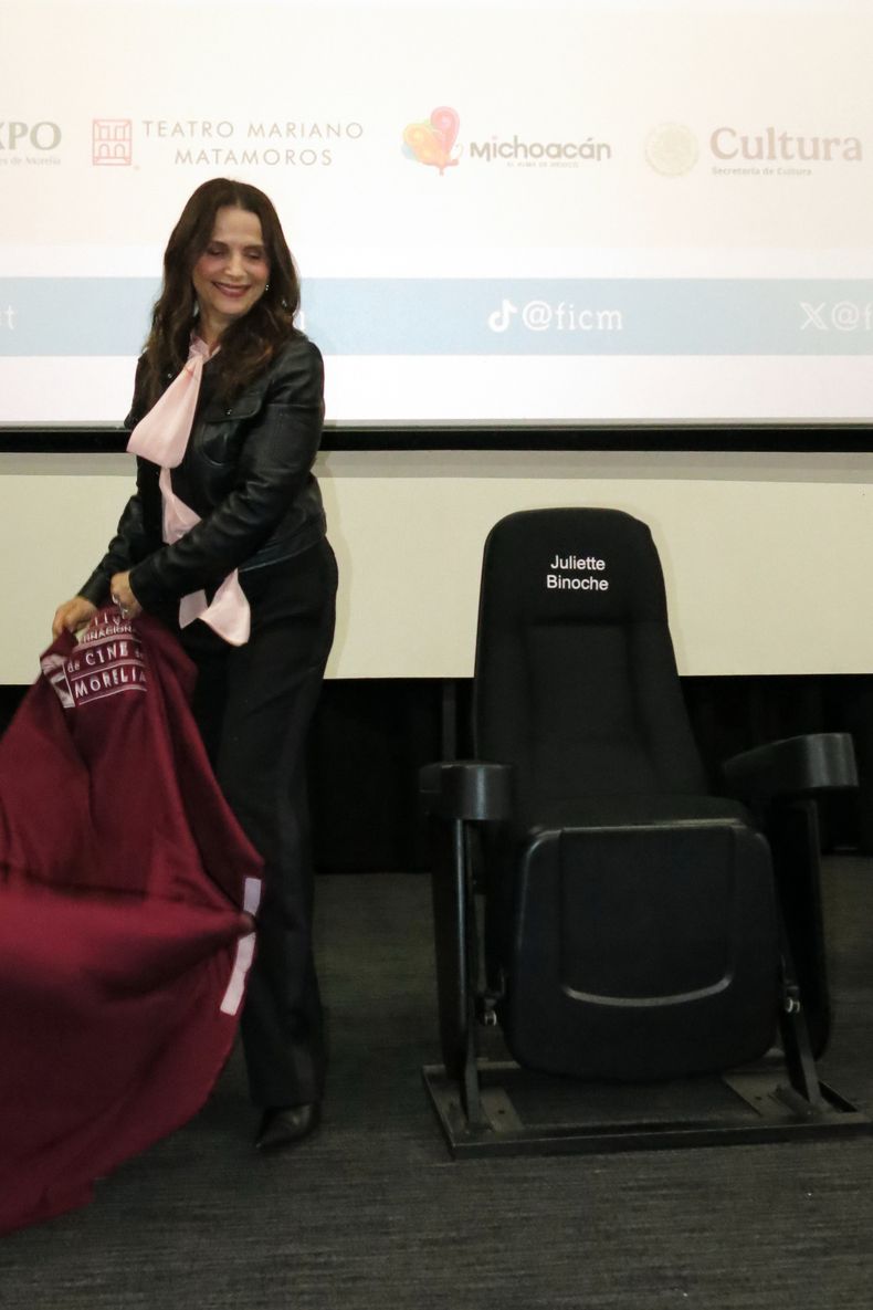La actriz francesa Juliette Binoche desvela una butaca durante la proyección de su ópera prima, In-I in Motion, durante el segundo día del Festival de Cine de Morelia, en Morelia, México, el sábado 11 de octubre de 2025. (Foto AP/Berenice Bautista)