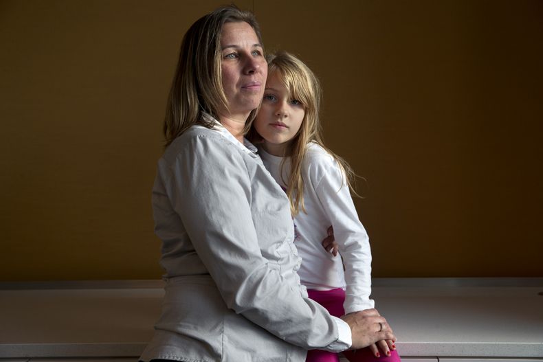 Peggy Young con su hija Triniti, de 7 a&ntilde;os, en Washington, en una foto del 14 de noviembre de 2014. La mujer mantiene un prolongado litigio con la empresa de env&iacute;os United Parcel Service, que cuando ella estaba embarazada le neg&oacute; una