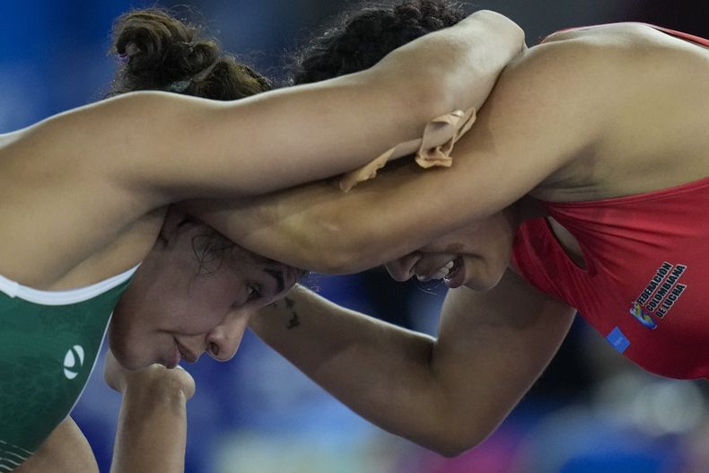 La mexicana Mariana Díaz y la colombiana Allisson Cardozo se enfrentan en la categoría de 50 kilogramos de la lucha, estilo libre, el viernes 30 de junio de 2023, en los Juegos Centroamericanos y del Caribe de San Salvador (AP Foto/Arnulfo Franco)