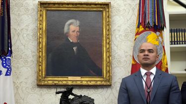 Walt Nauta en la Oficina Oval en la Casa Blanca en Washington, mientras el presidente Donald Trump firma órdenes ejecutivas el 23 de enero del 2025.. (AP foto/Ben Curtis)