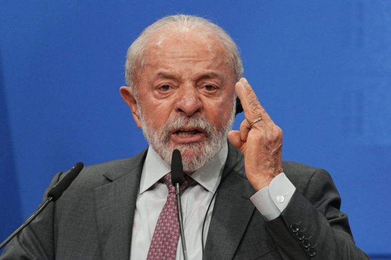 El presidente de Brasil Luiz Inacio Lula da Silva habla en una conferencia de prensa conjunta con el canciller alemán Friedrich Merz al final de las consultas intergubernamentales entre ambos países en el Palacio Herrenhausen, en Hannover, en el norte de Alemania, el lunes 20 de abril de 2026. (AP Foto/Martin Meissner)