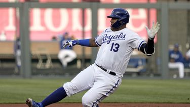 El venezolano Salvador Pérez, de los Reales de Kansas City, se desliza en la intermedia durante el juego ante los Medias Blancas de Chicago, el 10 de mayo de 2023 (AP Foto/Charlie Riedel)