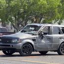 Un vehículo dañado en el lugar de un choque mortal cerca de una parada de autobús el 7 de mayo de 2023, en Brownsville, Texas. (Brian Svendsen/NewsNation/KVEO-TV vía AP)