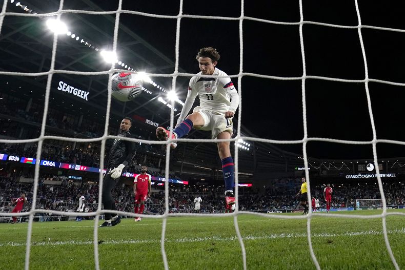 Brenden Aaronson, de Estados Unidos, festeja tras un tanto de su compañero Ricardo Pepi ante Omán, en un partido amistoso realizado el martes 12 de septiembre de 2023 en St. Paul, Minnesota (AP Foto/Abbie Parr)