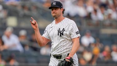 Gerritt Cole, de los Yankees de Nueva York, festeja luego de ponchar a Jim Jarvis, de los Bravos de Atlanta, el sábado 8 de agosto de 2026 (AP Foto/Yuki Iwamura)