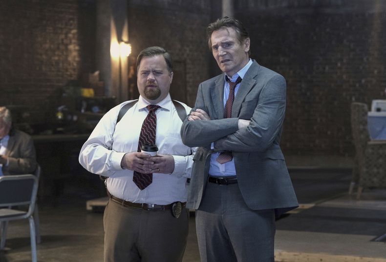 Esta imagen proporcionada por Paramount Pictures muestra a Paul Walter Hauser, a la izquierda, y Liam Neeson en una escena de The Naked Gun. (Frank Masi/Paramount Pictures via AP)
