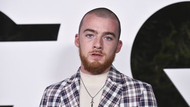 ARCHIVO - Angus Cloud asiste a la Fiesta de Hombres del Año 2021 de GQ en The West Hollywood el jueves, 18 de noviembre de 2021, en West Hollywood, California. Cloud, el actor que interpretó al vendedor de drogas Fezco Fez ONeill en la serie Euphoria de HBO ha fallecido. Tenía 25 años. La publicista de Cloud, Cait Bailey, dijo que Cloud murió el lunes en la casa de su familia en Oakland, California. No se informó la causa de muerte. (Por Richard Shotwell/Invision/AP, archivo)
