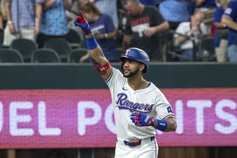 Leody Taveras, de los Rangers de Texas, celebra su jonrón solitario contra el abridor de los Medias Rojas de Boston, Tanner Houck, durante la cuarta entrada el sábado 3 de agosto de 2024, en Arlington, Texas. (AP Foto/Jeffrey McWhorter)