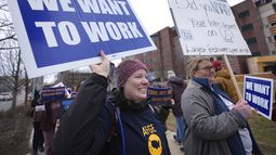 Katy Frank (izquierda), exinformática del Laboratorio de Investigación Ambiental de los Grandes Lagos de NOAA, que fue despedida, protesta en el exterior del centro médico para veteranos John D. Dingell, en Detroit, el 28 de febrero de 2025. (AP Foto/Paul Sancya)