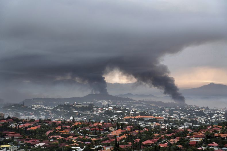El humo durante las protestas en Noumea, Nueva Caledonia, el 15 de mayo de 2024. (Foto AP/Nicolas Job)