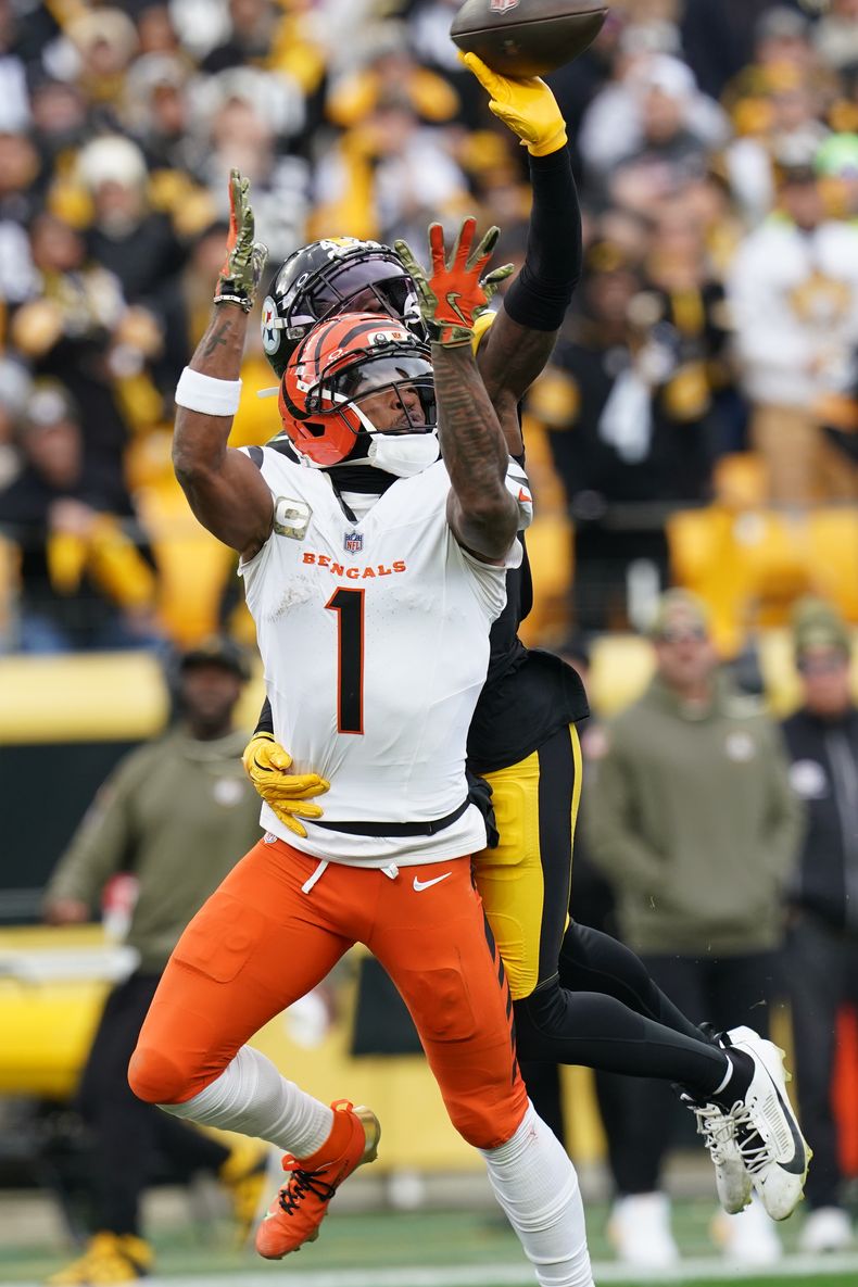 James Pierre (42), cornerback de los Steelers de Pittsburgh, rompe un pase destinado a JaMarr Chase (1), wide receiver de los Bengals de Cincinnati, durante la primera mitad de un juego de fútbol americano de la NFL el domingo 16 de noviembre de 2025, en Pittsburgh. (AP Photo/Matt Freed)