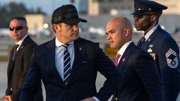El secretario de Defensa, Pete Hegseth (izquierda, con gorra), y Walt Nauta, asesor personal del presidente Donald Trump, descienden del Air Force One el sábado 7 de marzo de 2026, en el Aeropuerto Internacional de Miami. (AP Foto/Mark Schiefelbein)