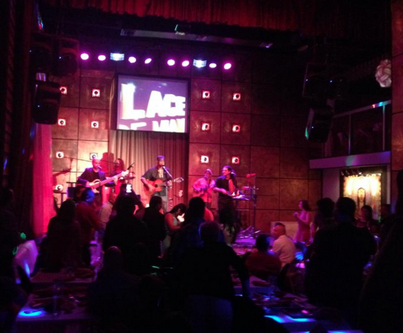 El concierto finalmente se celebró en The Place, cuyos responsables mintieron a la prensa, según informó Diario de Cuba y confirmó su productor, que a su vez negó que el músico haya participado en actos de repudio