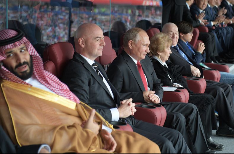 ARCHIVO - Foto del 14 de junio del 2018, el Príncipe Mohammed bin Salman, el presidente de la FIFA Gianni Infantino y el presidente ruso Vladimir Putin observan el juego entre Rusia y Arabia Saudí de la Copa Mundial 2018 en Moscú. (Alexei Druzhinin, Sputnik, Kremlin Pool Photo via AP, Archivo)
