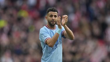 Riyad Mahrez del Manchester City aplaude frente a la afición tras el duelo de semifinales de la Copa FA ante el Sheffield United en el Estadio Wembley el sábado 22 de abril del 2023. El viernes 28 de julio del 2023, Mahrez firma con el Al-Ahli de Arabia Saudí. (AP Foto/Alastair Grant)