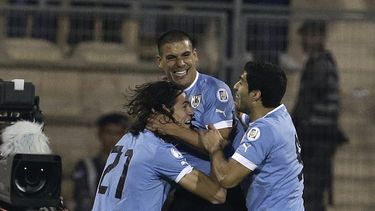 americateve | El jugador de Uruguay, Maximiliano Pereira, centro, festeja con sus compa&ntilde;eros Edinson Cavani, izquierda, y Luis Su&aacute;rez, tras anotar un gol contra Jordania en un partido por el repechaje mundialista el mi&eacute;rcoles, 13 de noviembre de 20