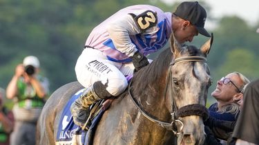 El jockey venezolano Javier Castellano recibe la felicitación de la entrenadora Jena Antonucci, tras ganar Belmont STakes montando a Arcangelo, el sábado 10 de junio de 2023 (AP Foto/Mary Altaffer)