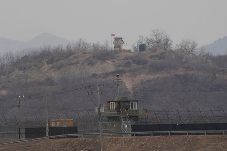 Un puesto de guardia militar norcoreano, arriba, y un puesto surcoreano, abajo, se ven desde Paju, Corea del Sur, cerca de la frontera con Corea del Norte, el jueves 26 de febrero de 2026. (AP Foto/Ahn Young-joon)