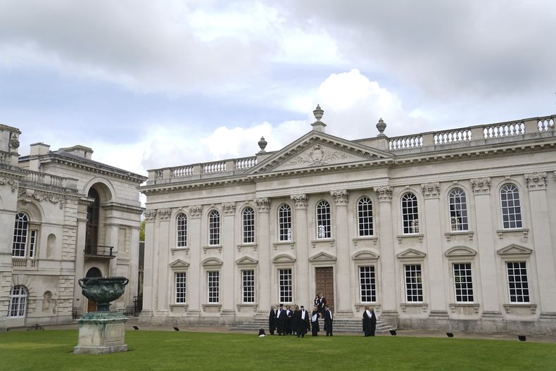 ARCHIVO – Estudiantes graduados toman fotos fuera de la Cámara del Senado en la Universidad de Cambridge, Inglaterra, el 17 de mayo de 2024. (Joe Giddens/PA vía AP, Archivo)