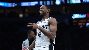 DeAaron Fox, base de los Spurs de San Antonio, reacciona tras anotar ante los Timberwolves de Minnesota en el sexto partido de la serie de segunda ronda de los playoffs, el viernes 15 de mayo de 2026 (AP Foto/Abbie Parr)