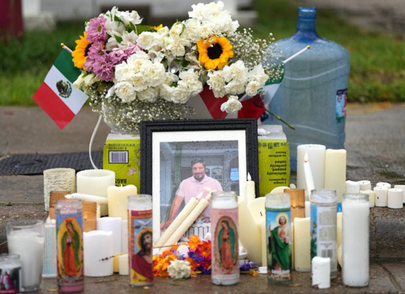 Un monumento conmemorativo en el lugar donde Lorenzo Salgado Araujo fue asesinado a tiros por agentes del ICE la semana pasada, el lunes 13 de julio de 2026 en Houston. (AP Foto/Karen Warren)