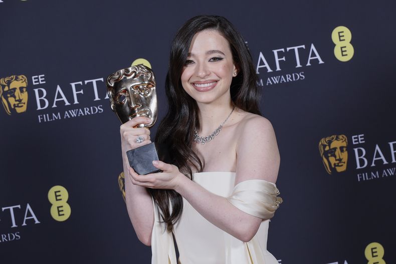 Mikey Madison posa con el premio a la mejor actriz por Anora en la 78a edición de los Premios de la Academia Británica de Cine, BAFTA, en Londres, el domingo 16 de febrero de 2025. (Foto Joel C Ryan/Invision/AP)