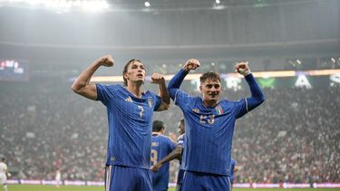 Pio Esposito, izquierda, celebra con su hermano Sebastiano Esposito después de marcar el cuarto gol de Italia durante el partido de fútbol de la Liga de Naciones de UEFA, el lunes 28 de septiembre de 2026. (AP Foto/Khalil Hamra)