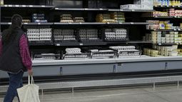 Los estantes con huevos en un Walmart de Englewood, Colorado, el 7 de febrero del 2025. (AP foto/David Zalubowski)