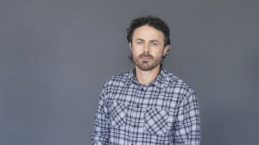 El actor Casey Affleck posa para promocionar la película The Instigators el viernes 26 de julio de 2024 en Boston. (Foto AP/Reba Saldanha)