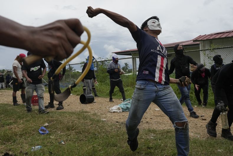 Manifestantes contra el gobierno chocan con la policía en la comunidad indígena de Embera de Arimae, Panamá, el jueves 5 de junio de 2025. (AP Foto/Matías Delacroix)