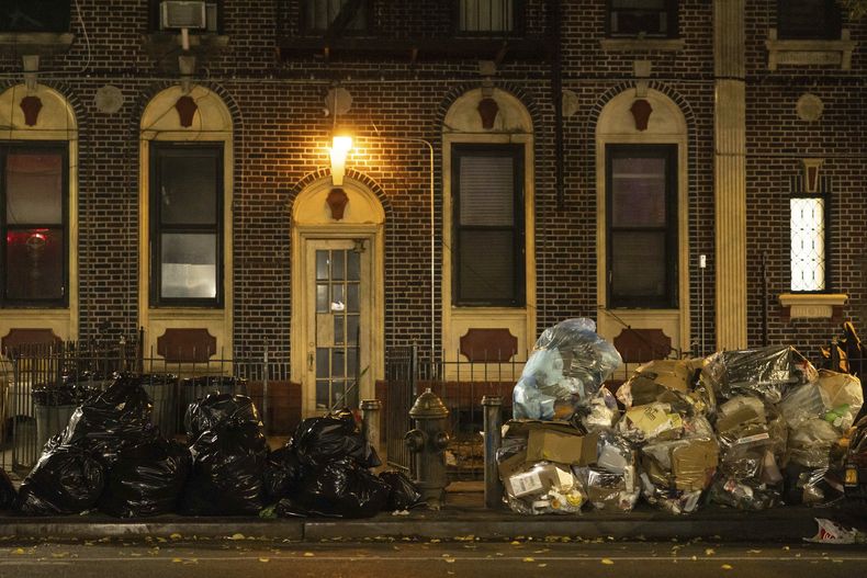 Pila de basura en una banqueta en Brooklyn, NY, el 16 de noviembre de 2024. (AP Foto/Yuki Iwamura)