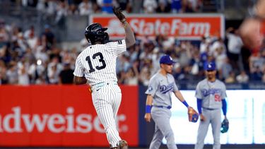 Jazz Chisholm Jr. (13), de los Yankees de Nueva York, celebra mientras corre las bases después de batear un jonrón contra los Dodgers de Los Ángeles durante la octava entrada del juego de béisbol de Grandes Ligas, el domingo 19 de julio de 2026, en Nueva York. (AP Foto/Noah K. Murray)