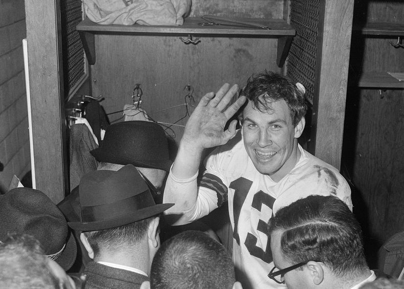 ARCHIVO - Foto del 27 de diciembre de 1964, el quarterback de los Browns de Cleveland Frank Ryan hace un gesto a la cámara mientras habla con reporteros tras superar a los Colts de Indianápolis por el título. El martes 2 de enero del 2024 anuncian el fallecimiento de Frank Ryan. (AP Foto/Archivo)