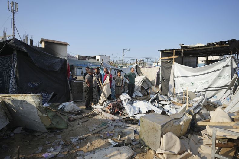 Varias personas se reúnen en el sitio donde ocurrió un ataque israelí en terrenos del hospital de Al-Aqsa, donde personas desplazadas viven en carpas, el sábado 9 de noviembre de 2024, en Deir al-Balah, Franja de Gaza. (AP Foto/Abdel Kareem Hana)