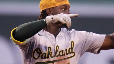 Lawrence Butler, de los Atléticos de Oakland, festeja su doble de dos carreras en el juego del miércoles 10 de julio de 2024, ante los Medias Rojas de Boston (AP Foto/Charles Krupa)