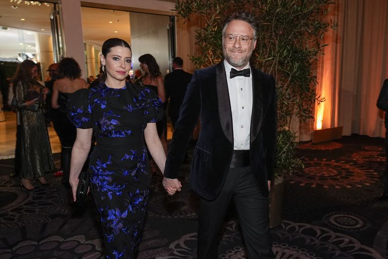 Lauren Miller, izquierda, y Seth Rogen llegan a la 82ª edición de los Globos de Oro el domingo 5 de enero de 2025 en el Beverly Hilton de Beverly Hills, California. (Foto AP/Chris Pizzello)