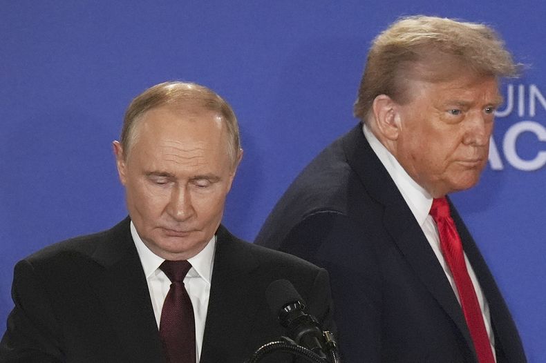 El presidente Donald Trump, derecha, y el mandatario ruso Vladímir Putin llegan a una conferencia de prensa en la Base Conjunta Elmendorf-Richardson, el viernes 15 de agosto de 2025, en Alaska. (AP Foto/Jae C. Hong)