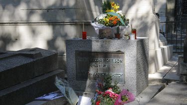 Flores y velas adornan la tumba del legendario vocalista de The Doors, Jim Morrison, en el cementerio Pere Lachaise, el lunes 3 de julio de 2011, en París. (AP Foto/Jacques Brinon, Archivo)