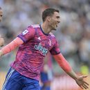 Dusan Vlahovic (derecha) celebra tras marcar un gol para Juventus en la victoria 2-1 ante Lecce en la Serie A, el miércoles 3 de mayo de 2023. (Tano Pecoraro/LaPresse via AP)