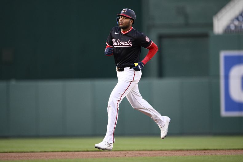 James Wood, de los Nacionales de Washington, recorre las bases con su jonrón de dos carreras durante la primera entrada contra los Dodgers de Los Ángeles, el martes 8 de abril de 2025, en Washington. (AP Foto/Nick Wass)