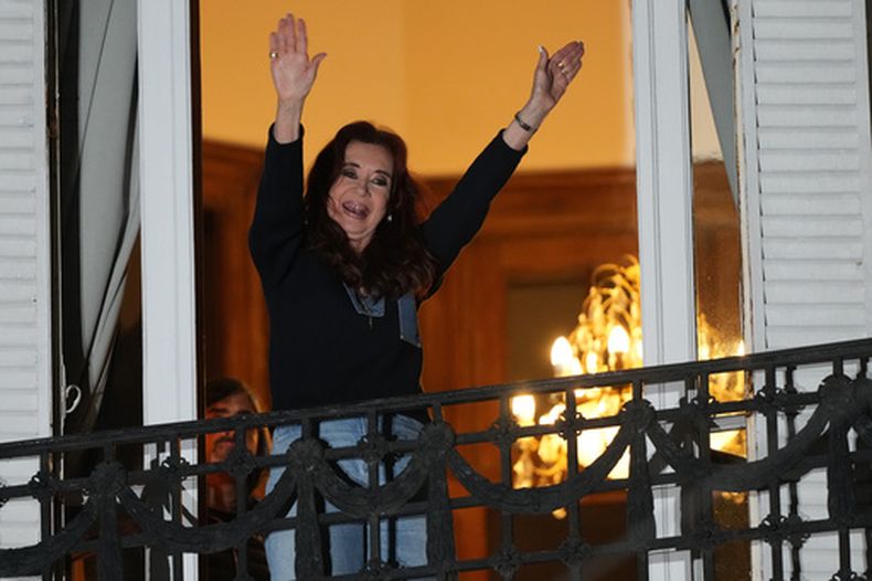 La expresidenta Cristina Fernández, que cumple una condena en arresto domiciliario por corrupción, saluda por el balcón de su casa durante una marcha de apoyo en el cuarto aniversario de un intento de asesinarla en Buenos Aires, Argentina, el martes 1 de septiembre de 2026. (AP Foto/Natacha Pisarenko)