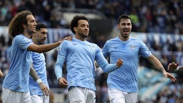 Felipe Anderson (centro) celebra tras anotar un gol para Lazio en la victoria 1-0 ante Lecce en la Serie A italiana, el domingo 14 de enero de 2023, en Roma. (Alessandro Garofalo/LaPresse vía AP)