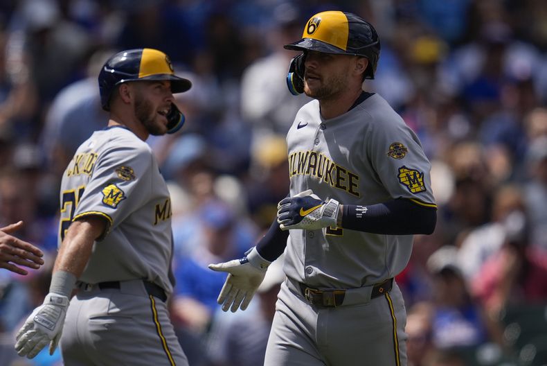Brice Turang (2) de los Cerveceros de Milwaukee, a la derecha, celebra después de conectar un jonrón de dos carreras durante la segunda entrada de un juego de béisbol contra los Cachorros de Chicago, el jueves 21 de agosto de 2025, en Chicago. (AP Photo/Erin Hooley)
