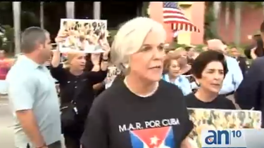 americateve | A solo unos metros, simultáneamente, en el Miami Dade County Auditórium,  se llevaba a cabo el controversial concierto de la agrupación Buena Fe.