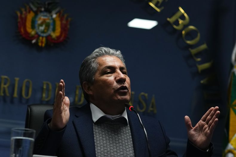 El ministro de Defensa de Bolivia, Edmundo Novillo Aguilar, da una conferencia de prensa en La Paz, Bolivia, el martes 25 de julio de 2023. (Foto AP/Juan Karita)