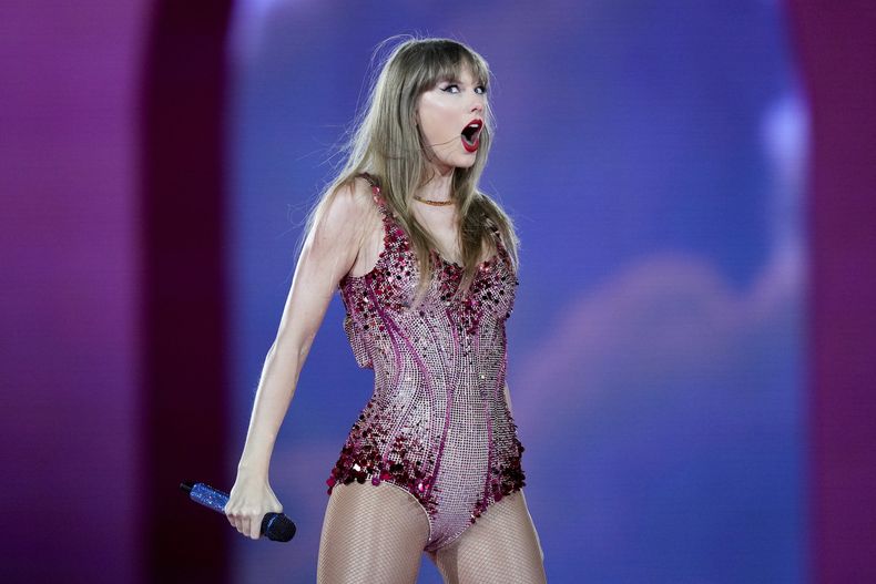 ARCHIVO - Taylor Swift se presenta en el estadio Monumental durante su concierto Eras Tour en Buenos Aires, Argentina, el 9 de noviembre de 2023. (Foto AP/Natacha Pisarenko, archivo)
