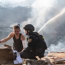 Un hombre herido reúne sus pertenencias delante de su casa destruida en un ataque ruso en Járkiv, Ucrania, el domingo 11 de octubre de 2026. (AP Foto/Andrii Marienko)