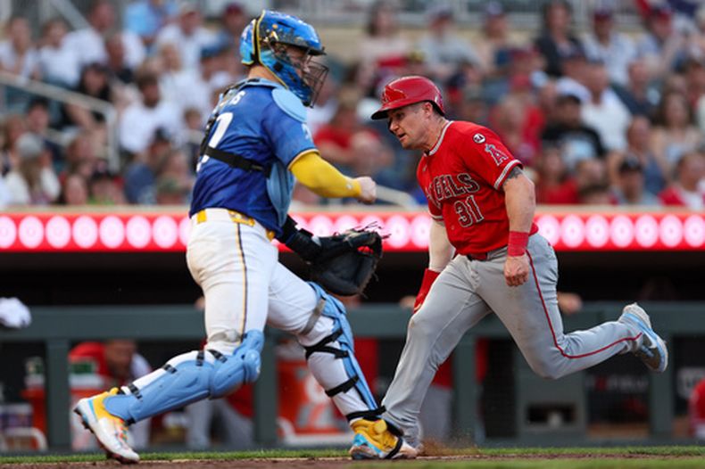 El receptor de los Angelinos de Los Ángeles, Tyler Heineman, anota tras un elevado de sacrificio bateado por Vaughn Grissom mientras el receptor de los Mellizos de Minnesota, Ryan Jeffers, intenta fildear la pelota durante la quinta entrada de un partido de béisbol, el viernes 10 de julio de 2026, en Minneapolis. (Foto AP/Matt Krohn)