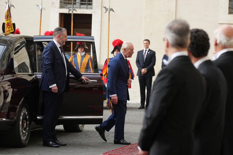 Los reyes Carlos III y Camila de Inglaterra llegan al Patio de Damasco del Vaticano durante una visita de Estado, el 23 de octubre de 2025. (AP Foto/Andrew Medichini)